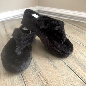 Crown & Ivy “Tessa” Faux Fur Flip Flop Sandal Size 8.5 New Without Box